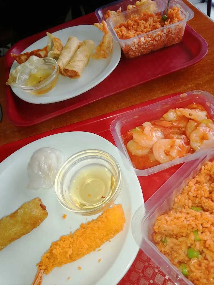 Tempura Ravioli Crevette Nems Poulet Riz Et Crevettes Épices